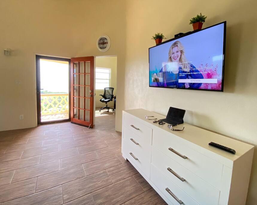 The Pearl - Spacious Air Conditioned 3Bd, 2Bth Villa With Gorgeous Views Old Road Exterior photo